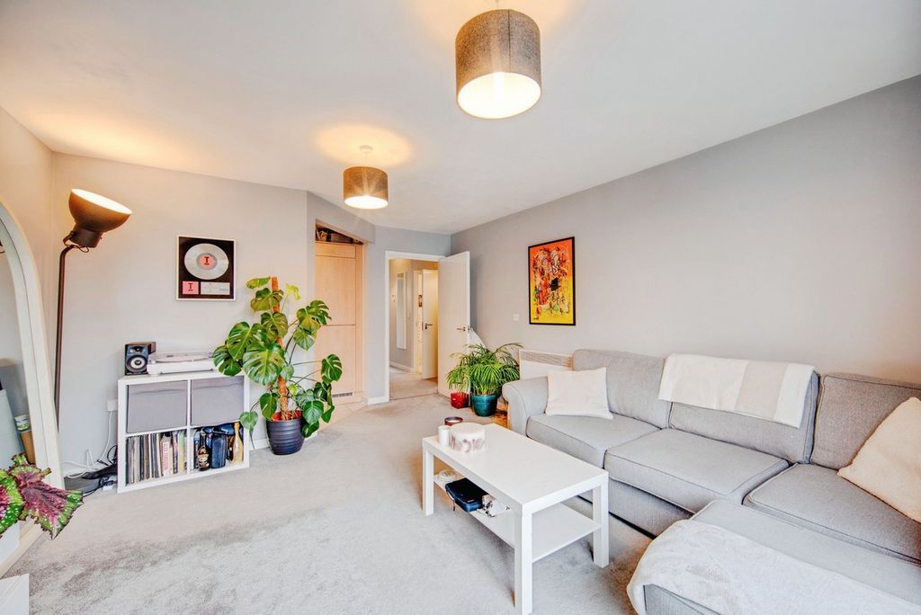 Property photo 2 of 28