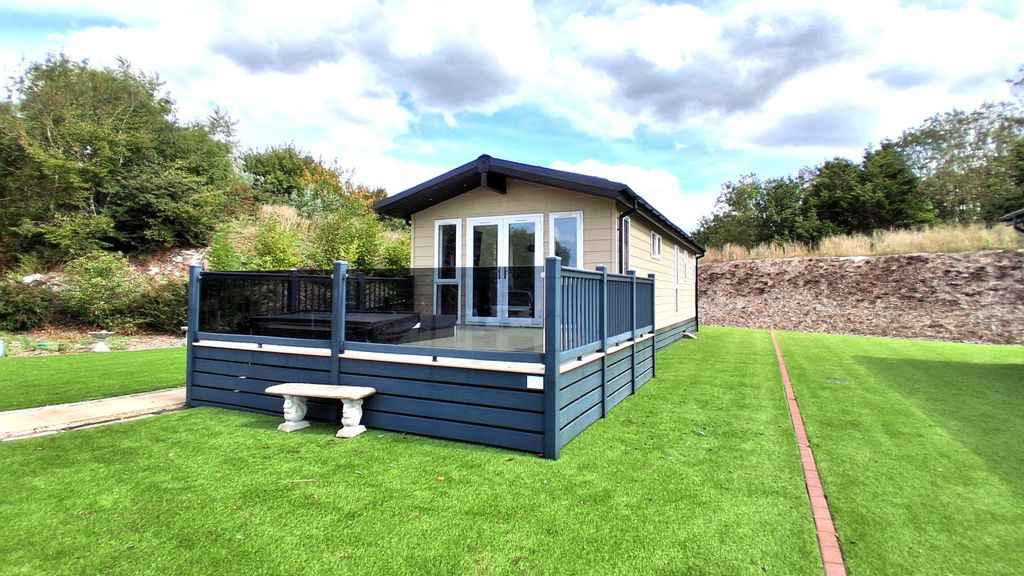 Property photo 2 of 20 Front 3