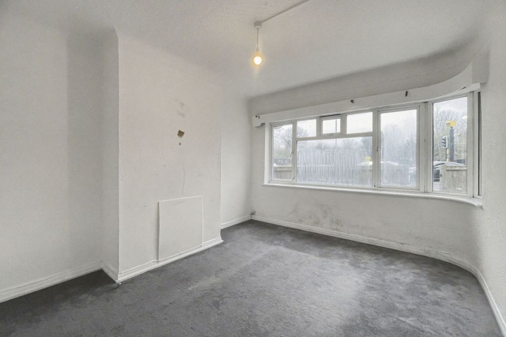 Property photo 3 of 12 1 Pymmes Close, Enfield, London N13 4Nj