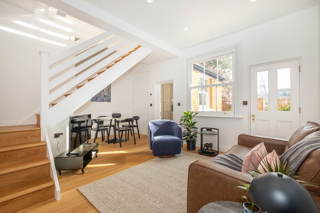 Property photo 1 of 11 .