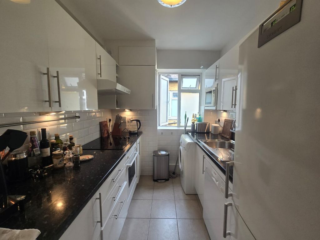 Property photo 2 of 7 Kitchen