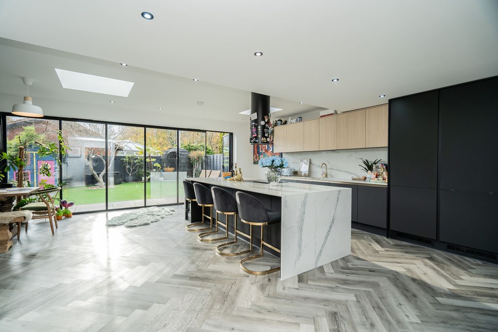 Property photo 2 of 26