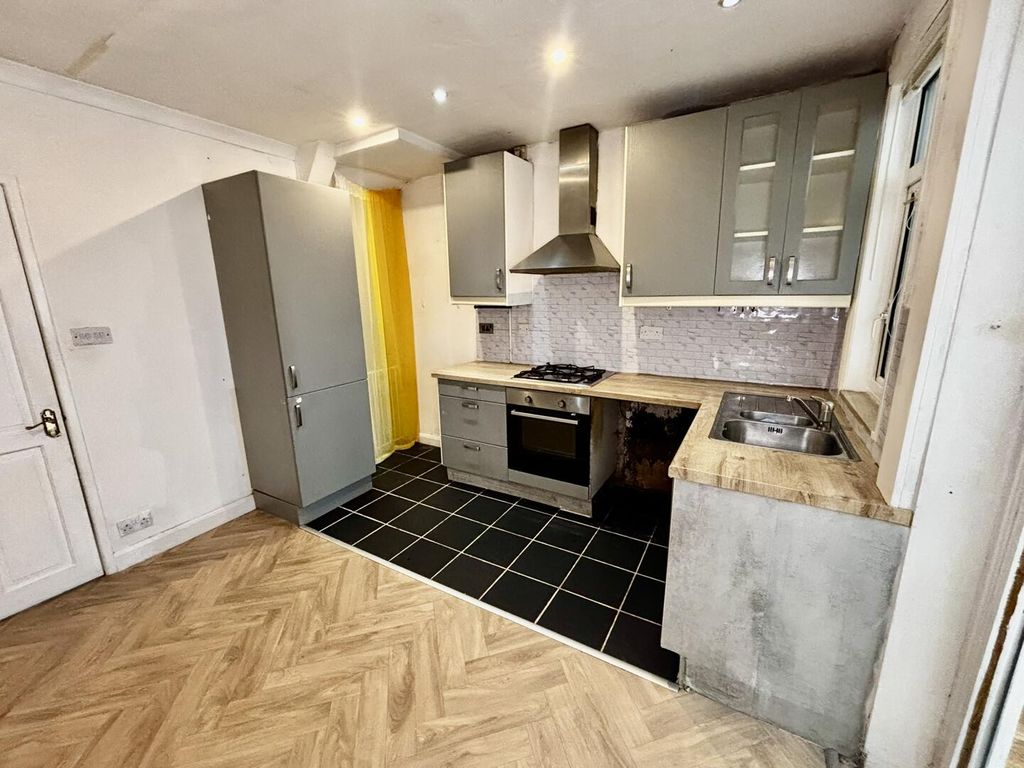 Property photo 3 of 19 Kitchen