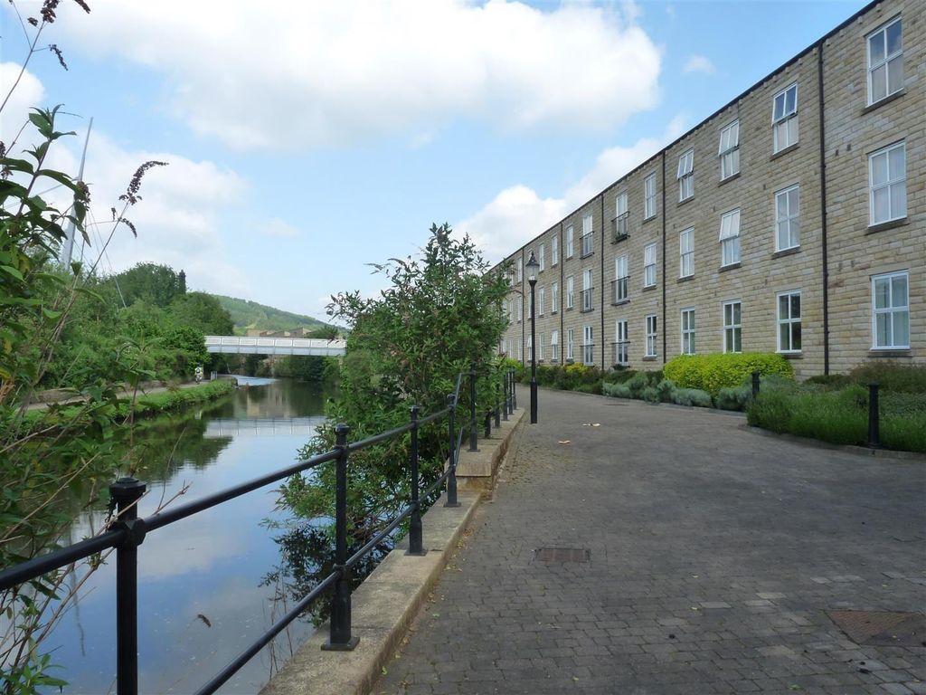 Property photo 1 of 10 Canal Quay