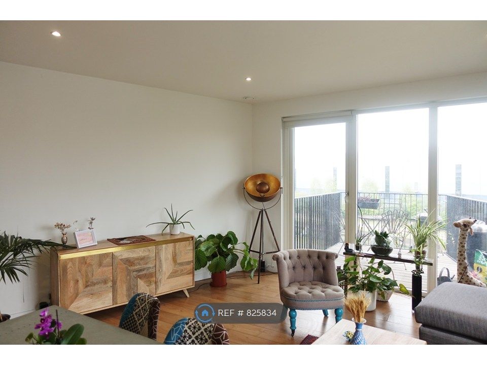 Property photo 3 of 21 Lounge