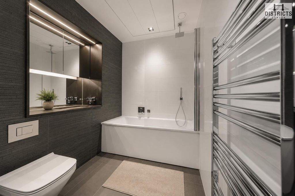 Property photo 3 of 18 Bathroom.Png
