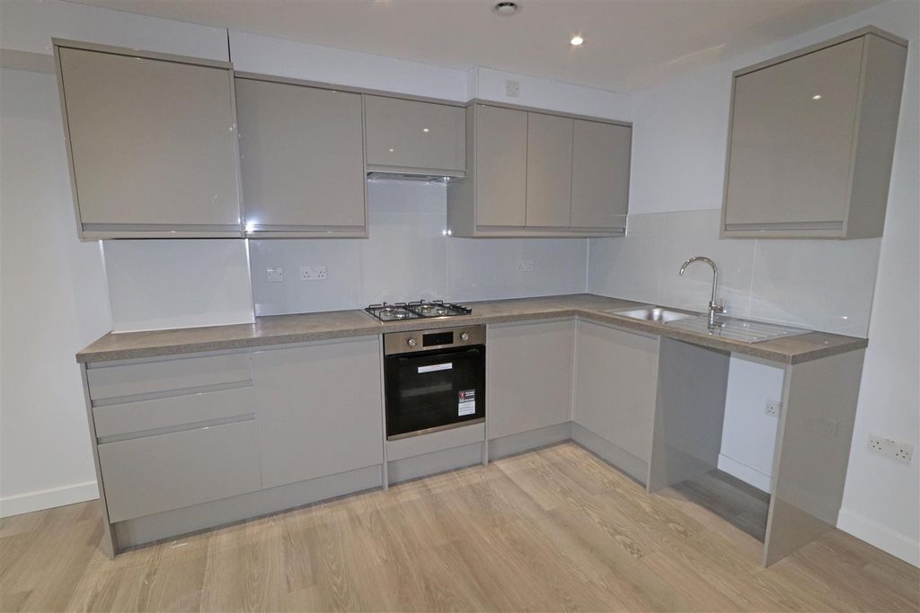 Property photo 3 of 8 Kitchen-Lounge