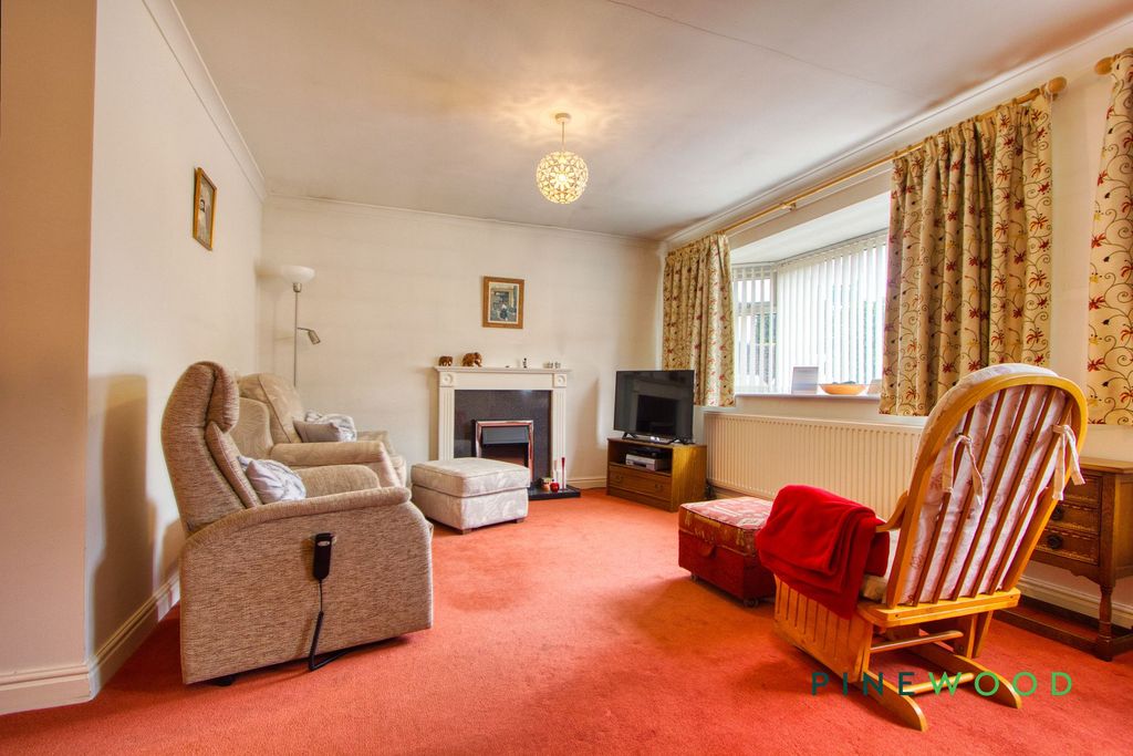 Property photo 3 of 13 Lounge / Diner