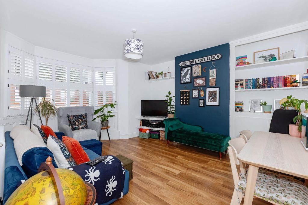 Property photo 3 of 15 Buckingham Place.Jpg