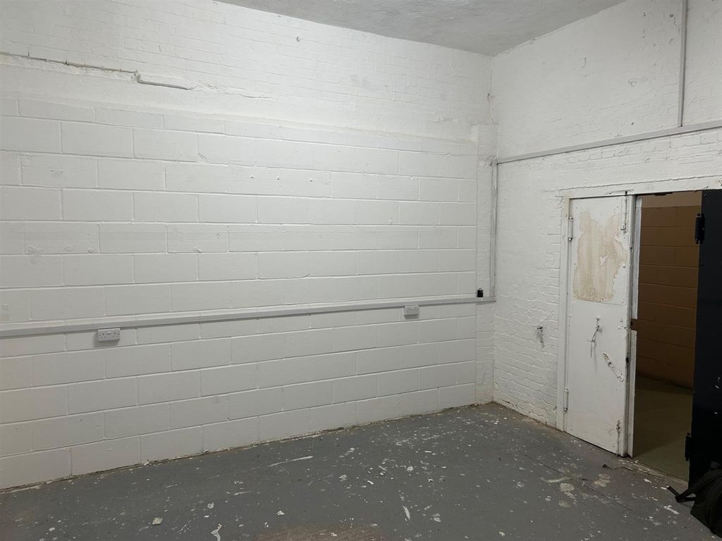Property photo 1 of 11 Stephen House 1B Darnley Road London E9 6Qh     (U