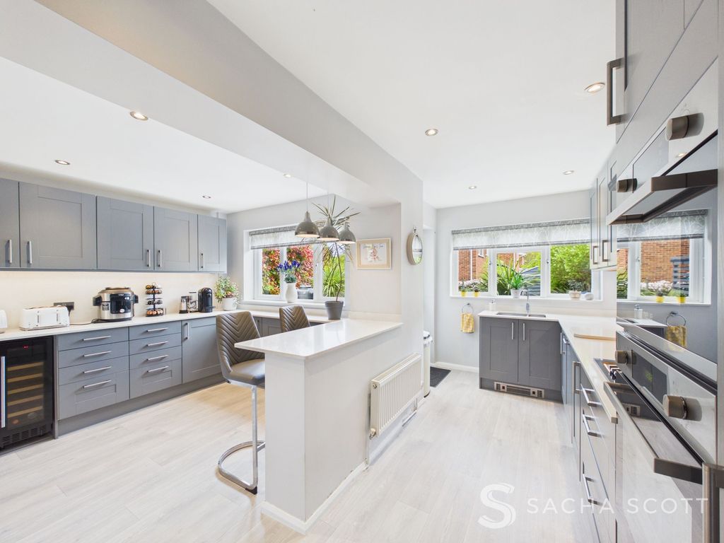 Property photo 2 of 31 Kitchen / Breakfast Area