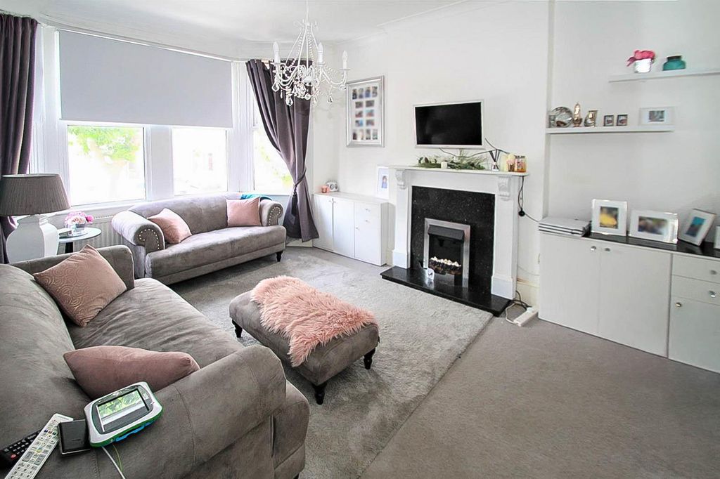 Property photo 3 of 11 Lounge