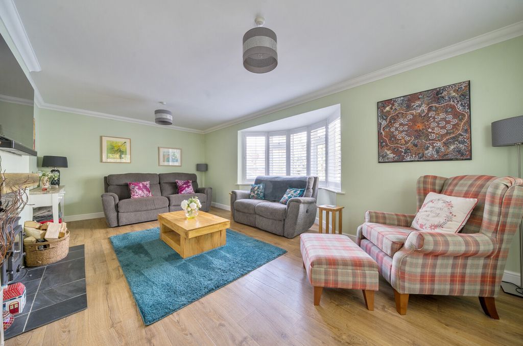 Property photo 2 of 17 1373216-8-68Ff707...