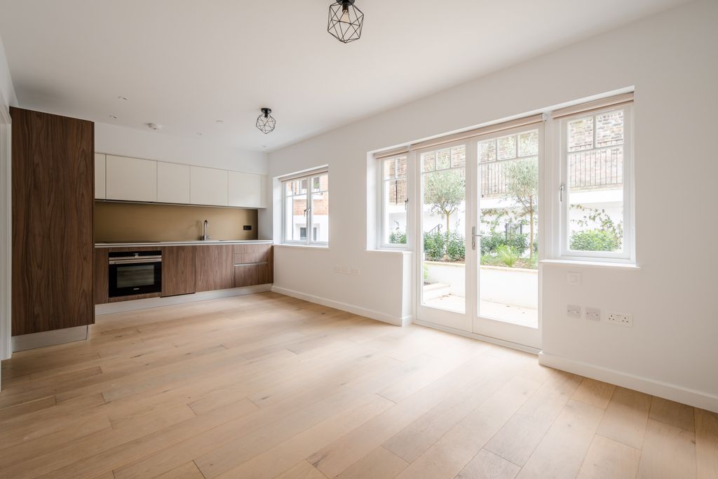 Property photo 2 of 7 Compayne Gdns 83 Flat 13 - Reception (1)