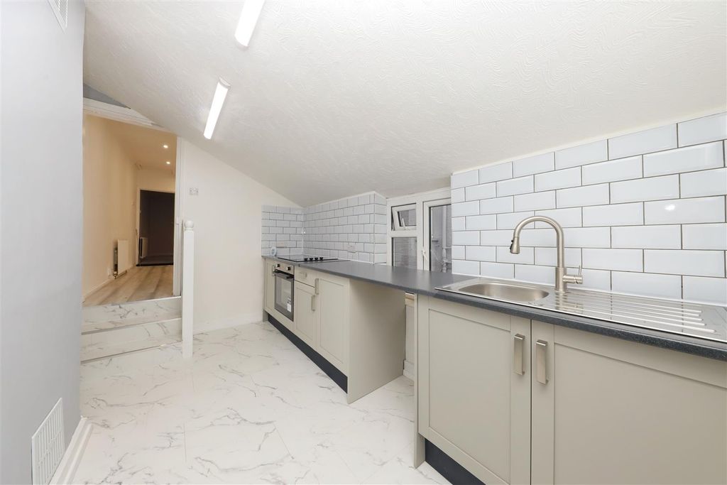 Property photo 3 of 10 Kitchen