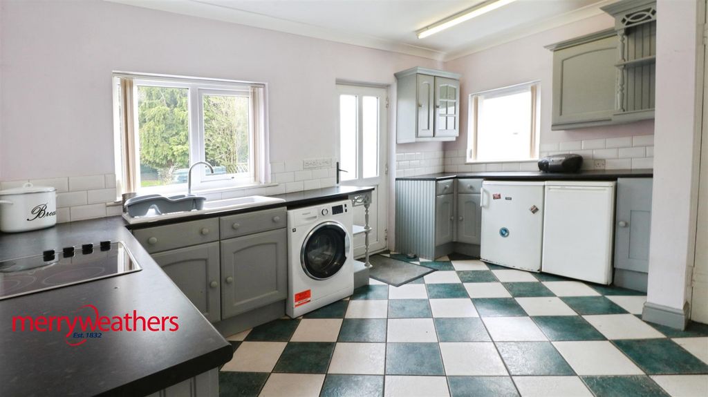 Property photo 3 of 18 Dining Kitchen