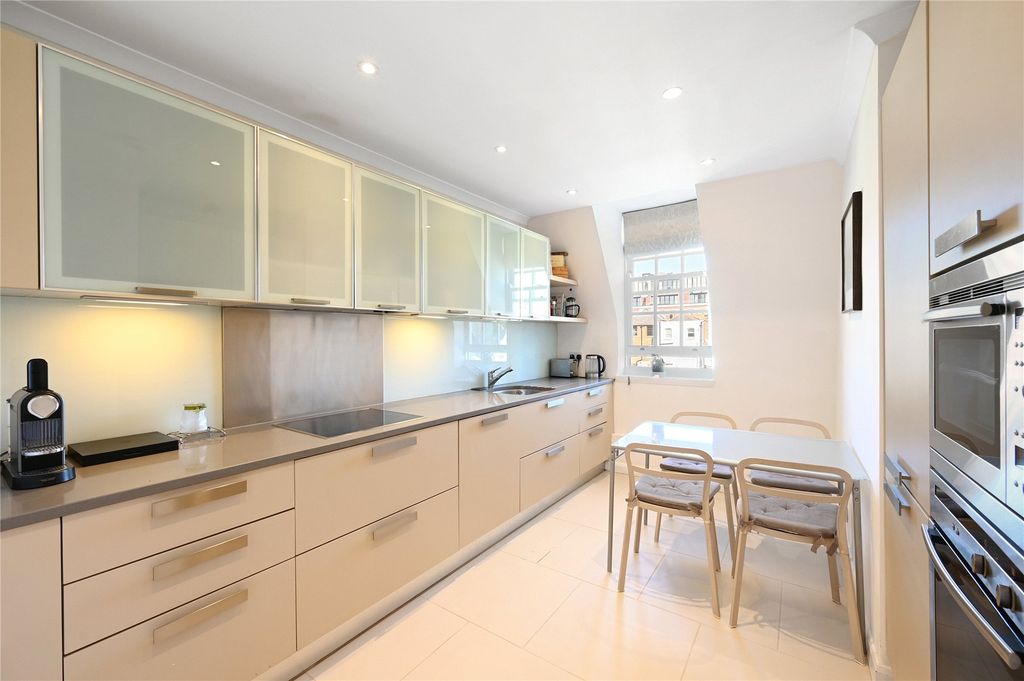 Property photo 3 of 19 Kitchen