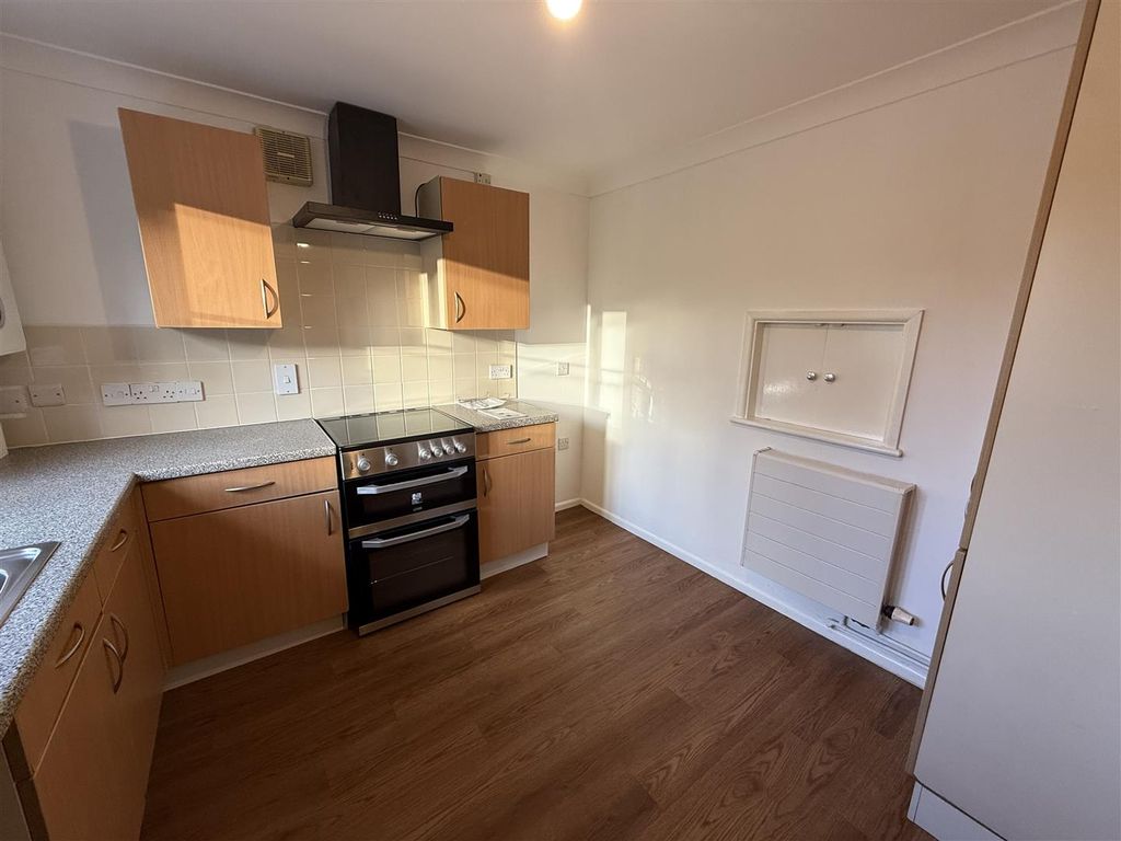 Property photo 3 of 10 Kitchen