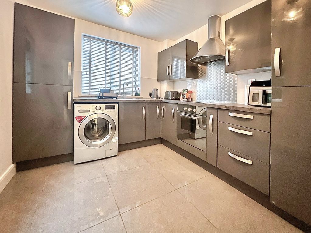 Property photo 3 of 9 Kitchen