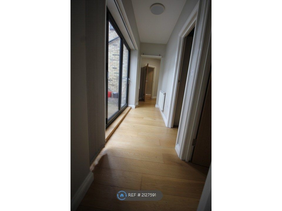 Property photo 3 of 8 Hallway
