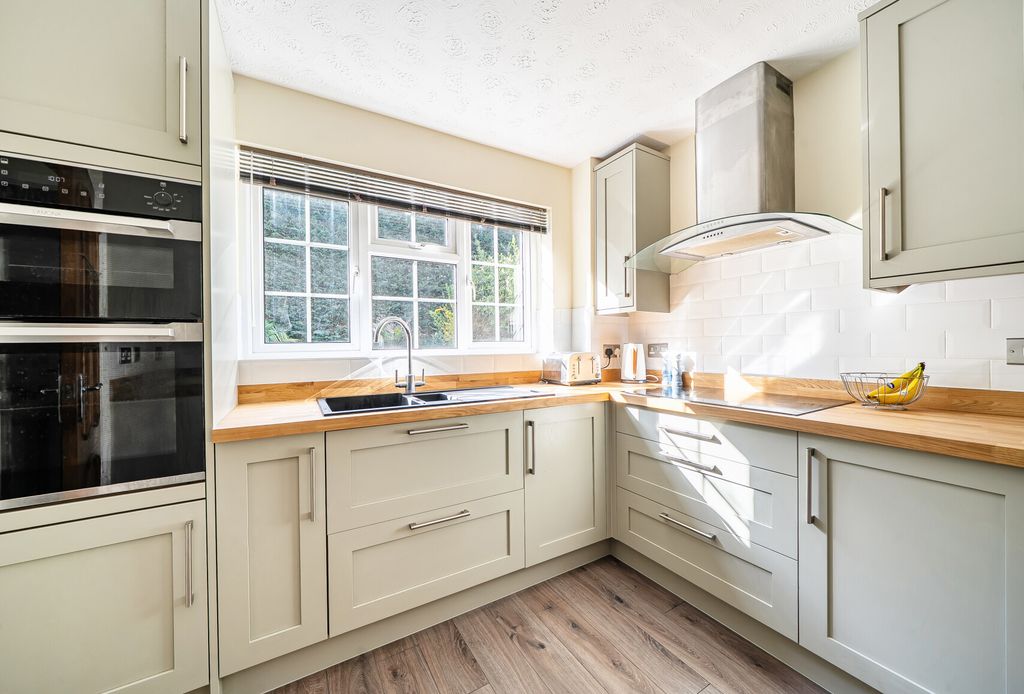 Property photo 2 of 18 Kitchen