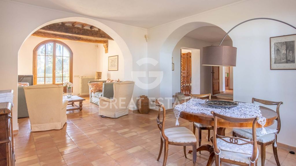 Property photo 2 of 70 Interiors