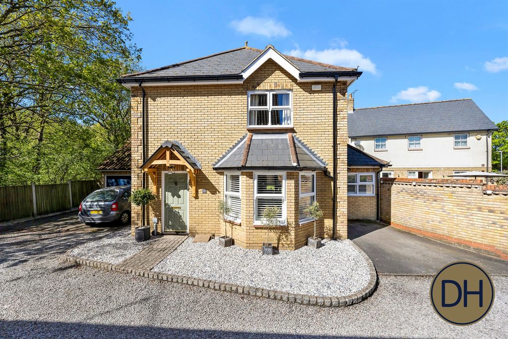 Property photo 1 of 28 Thistle Close
