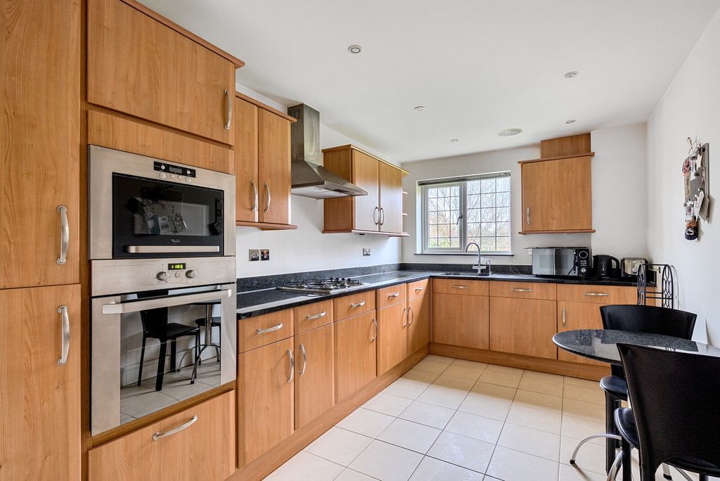 Property photo 3 of 20 1376839-15-690Ddc...