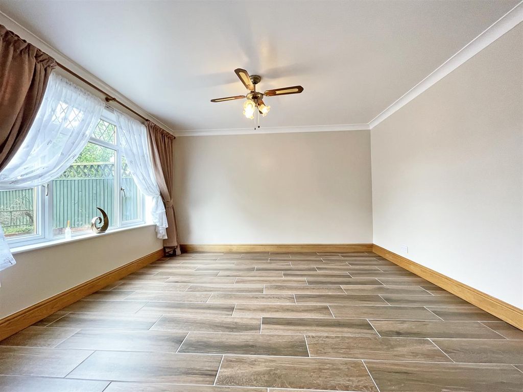 Property photo 3 of 17 Hessary Drive 62 - Lounge.Jpg
