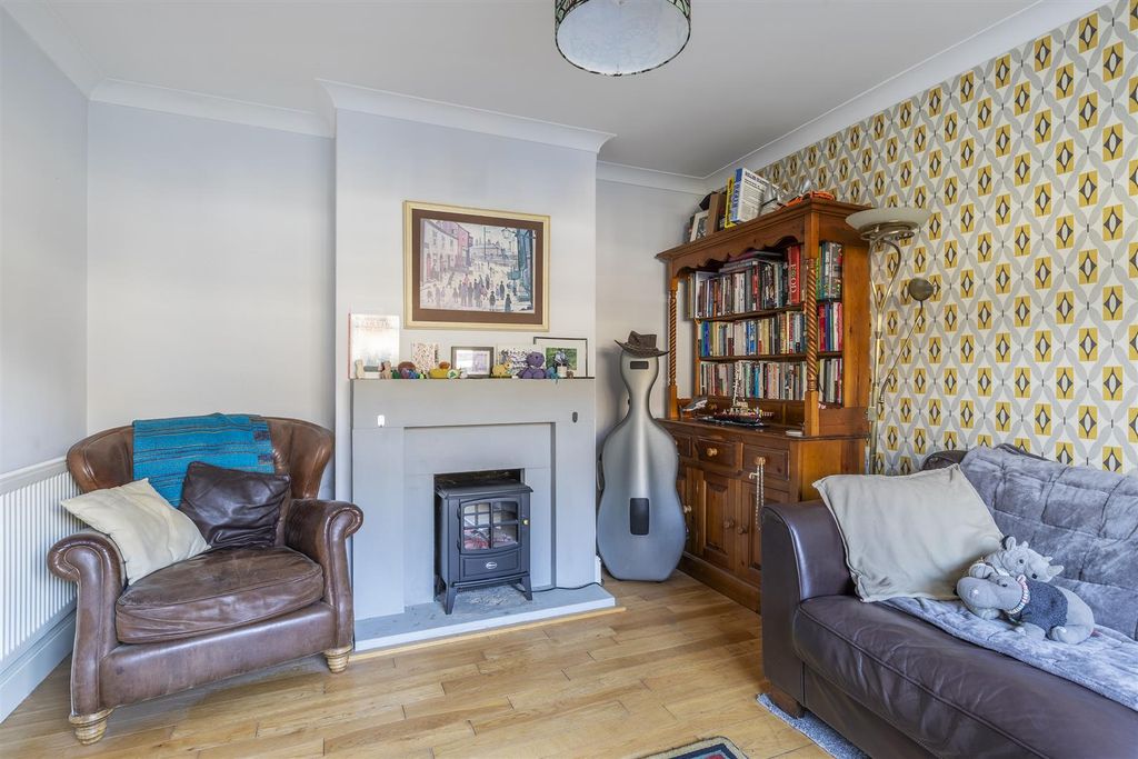 Property photo 3 of 32 Lounge