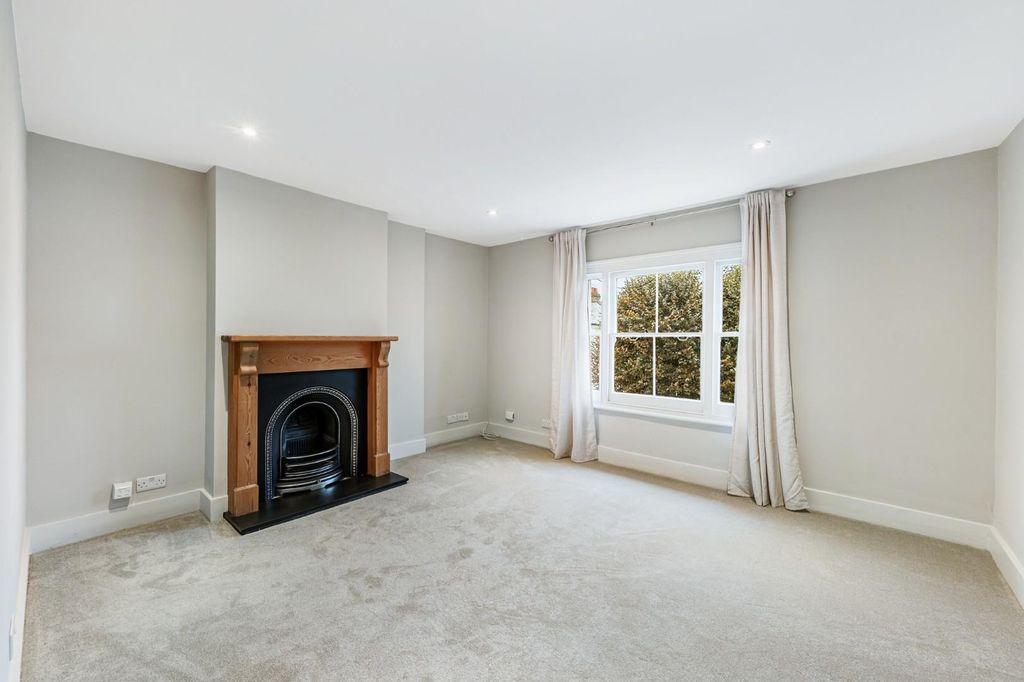 Property photo 1 of 6 11D Stowe Road-2.Jpg