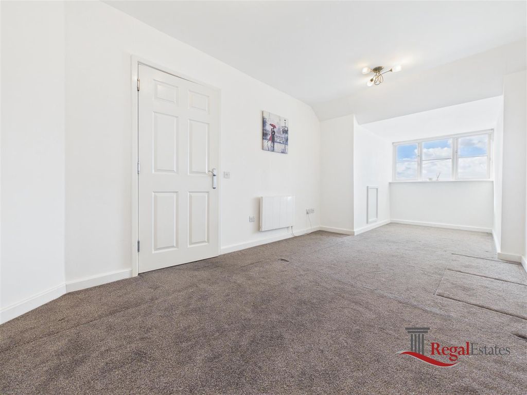 Property photo 3 of 16 Cam02489G0-Pr0325-Still020.Jpg