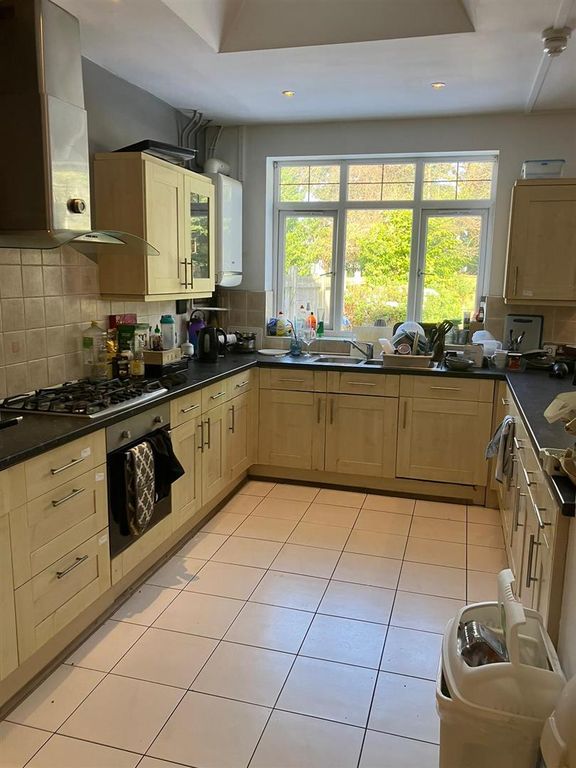 Property photo 3 of 19 Kitchen