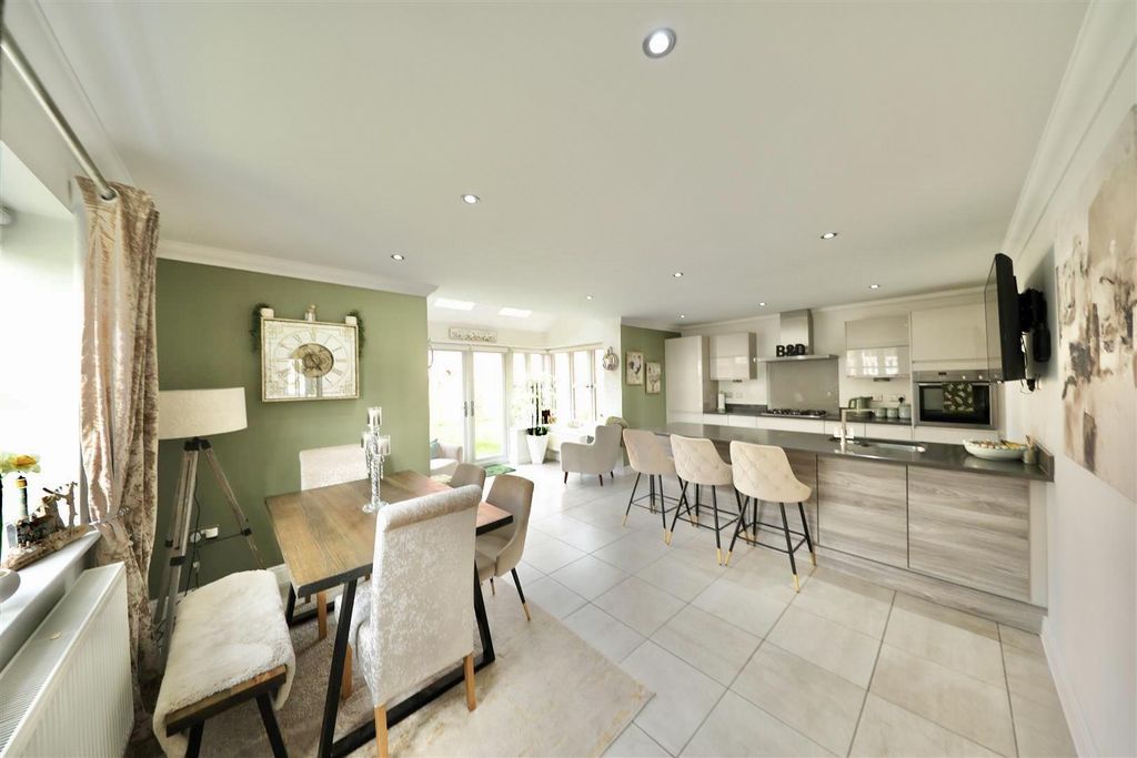 Property photo 2 of 24 Kitchen Diner