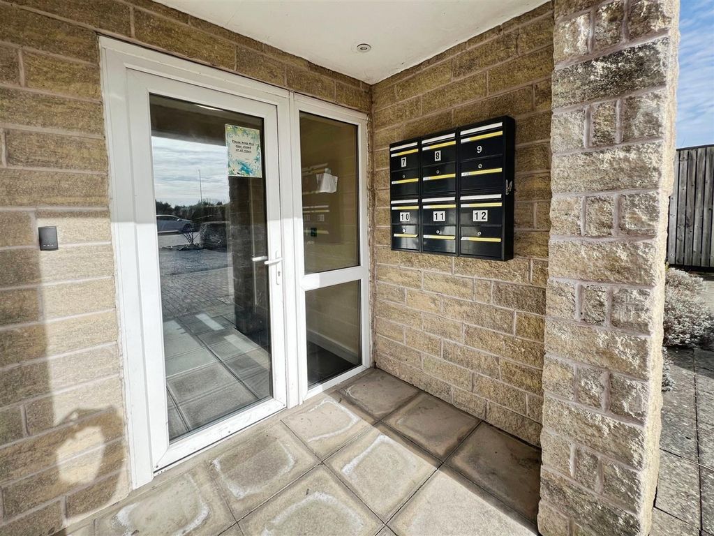 Property photo 2 of 14 Communal Entrance