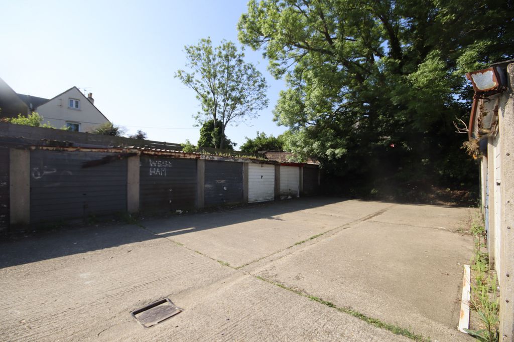 Property photo 1 of 5 Single Garage In Walmer Gardens