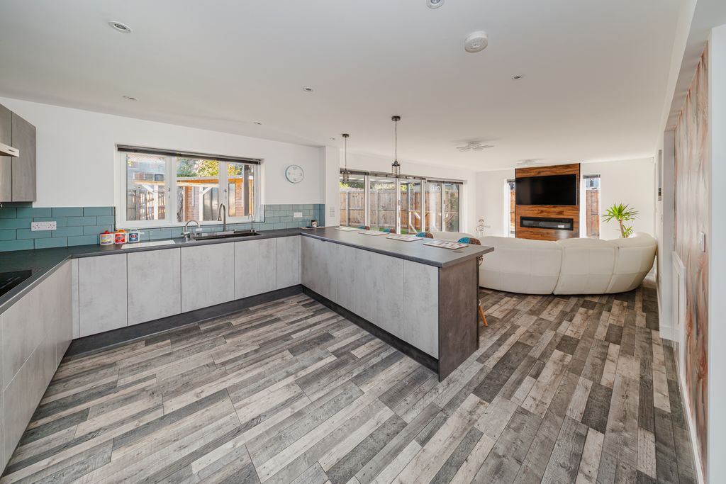 Property photo 3 of 25