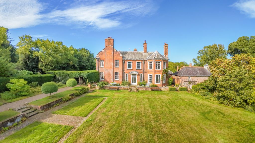 Property photo 1 of 24 Luton House