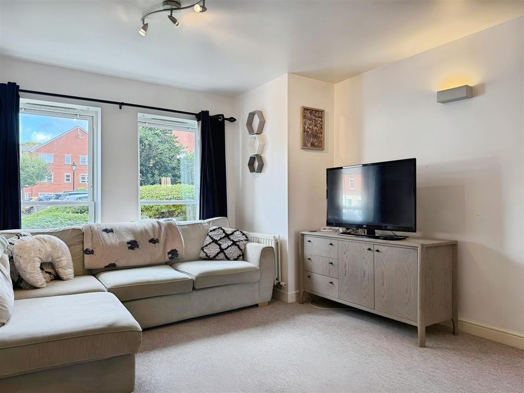 Property photo 3 of 12 Lounge