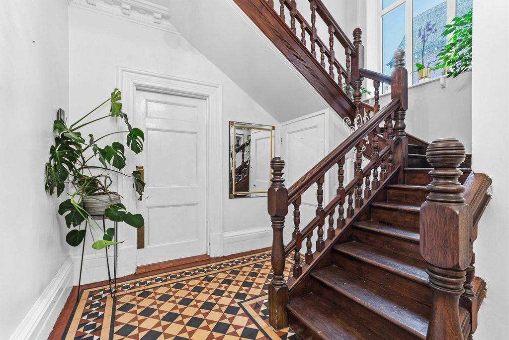 Property photo 2 of 28