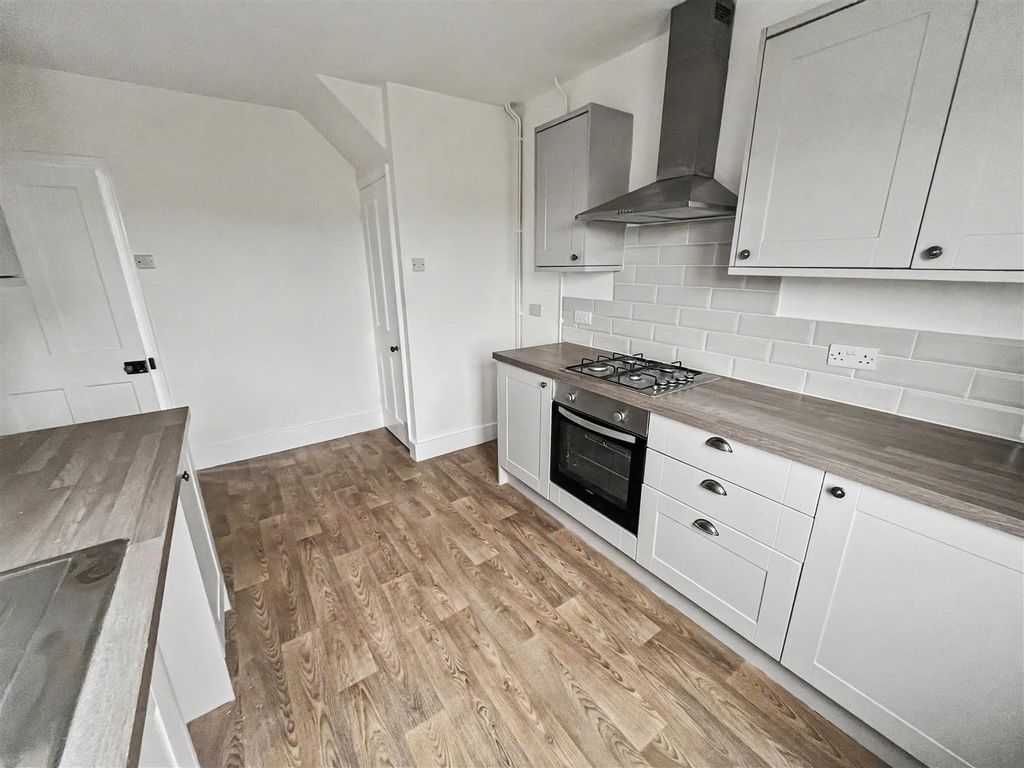 Property photo 2 of 11 Kitchen 001.Jpeg