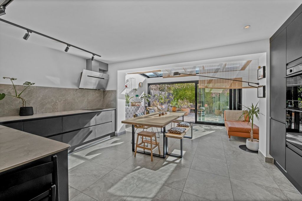 Property photo 2 of 26