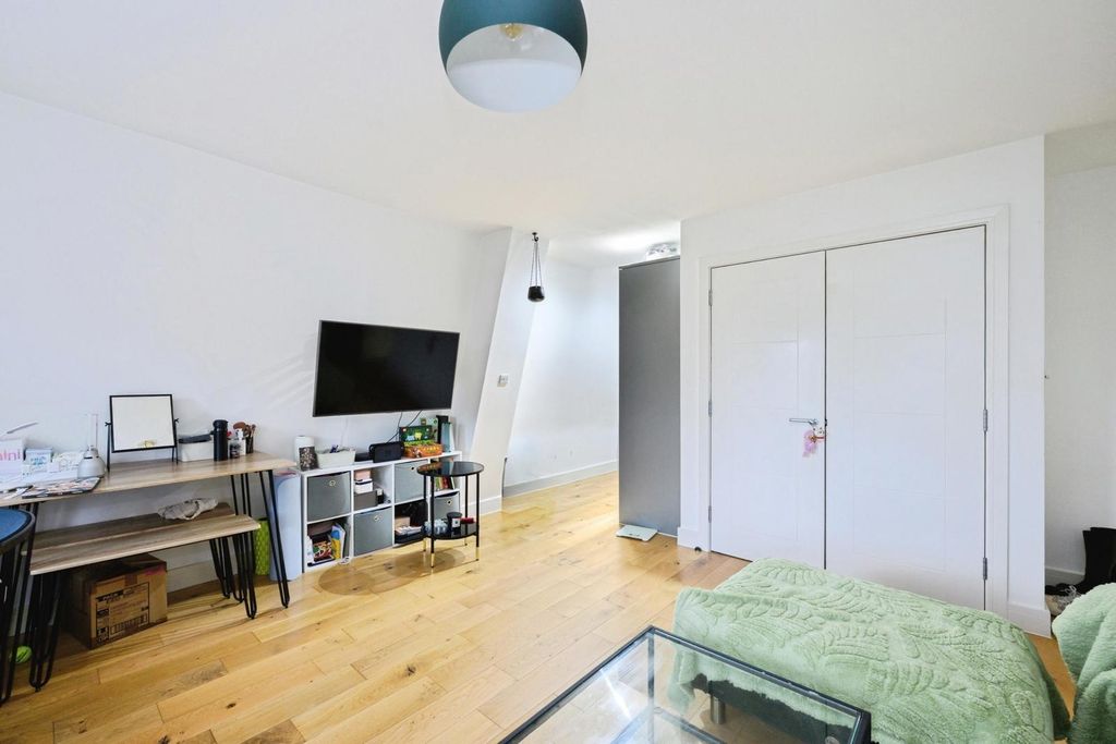 Property photo 3 of 9 Pbox-Img.Jpg