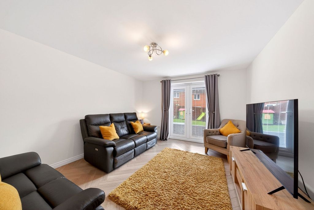 Property photo 3 of 33 Lounge