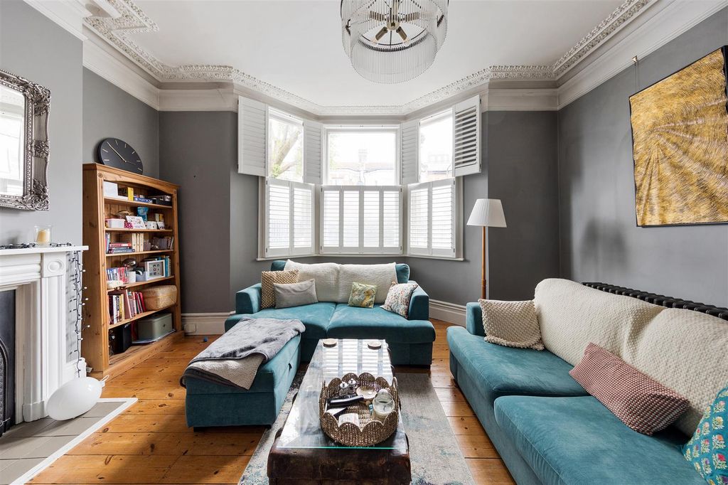 Property photo 2 of 28 Cedars Avenue, E17
