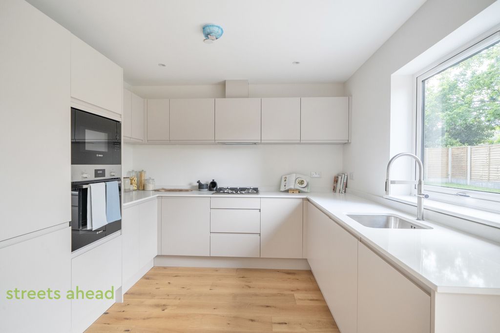 Property photo 2 of 17 Bf5223E4-4475-402...