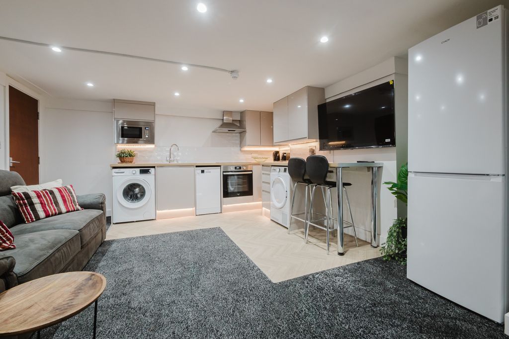 Property photo 1 of 14 2 Bed Flat To Rent Moss Lane East, Manchester M14