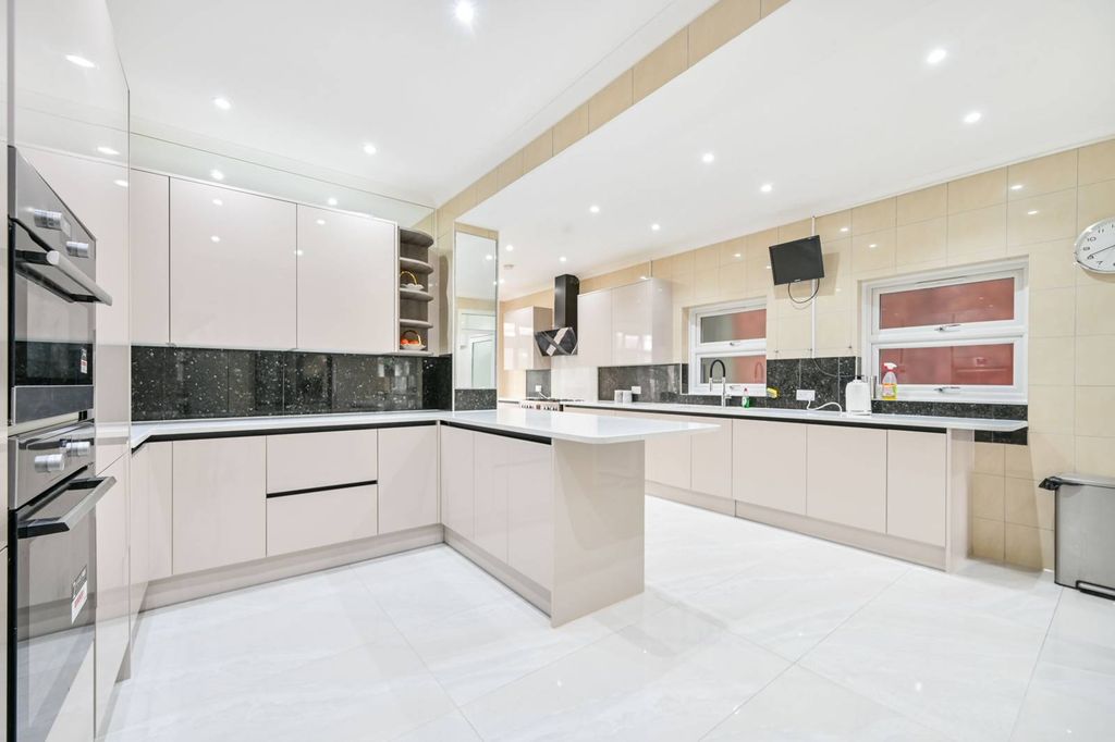 Property photo 3 of 38