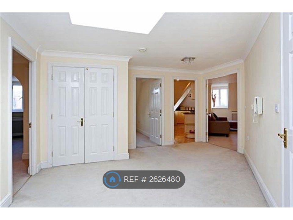 Property photo 2 of 11 Entrance Hall