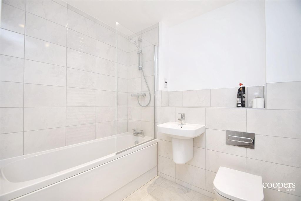 Property photo 3 of 7 Bathroom